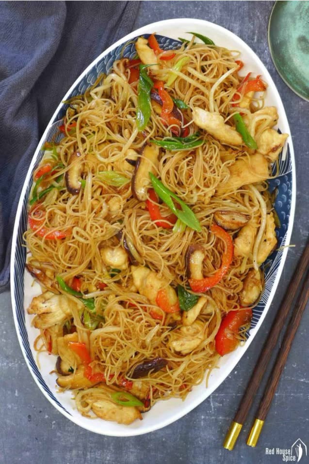 Stir-fried noodles in a tray