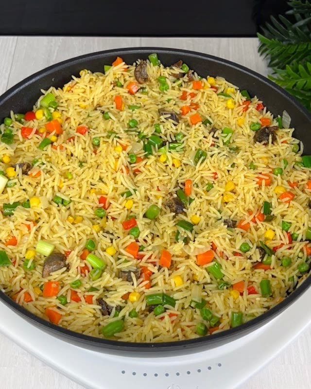 Jollof rice with chicken and fried plantain